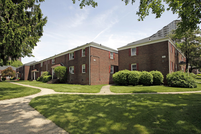 Fort Linwood Gardens in Fort Lee, NJ - Building Photo - Building Photo