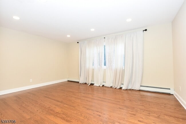 105 Parkway in Rochelle Park, NJ - Building Photo - Building Photo