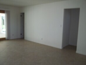 2176 Farwell St, Unit Studio in Simi Valley, CA - Foto de edificio - Building Photo