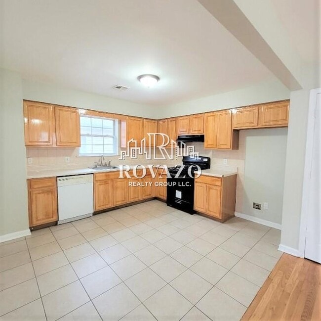 82 Hawthorne Ave in Newark, NJ - Building Photo - Building Photo