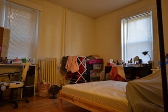 322 St Paul St, Unit 2 in Brookline, MA - Foto de edificio - Building Photo