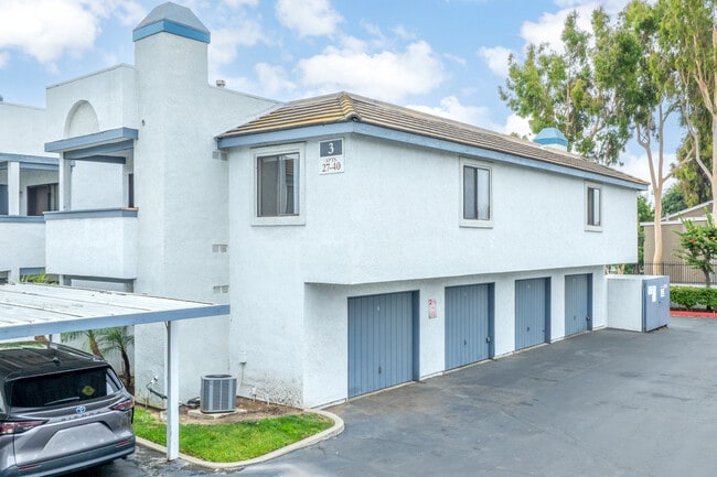 Casa Blanca in Chino, CA - Foto de edificio - Building Photo