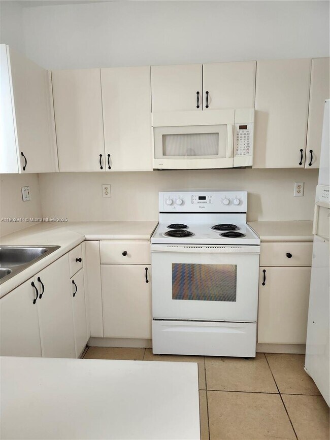 2466 SE 15th Pl in Homestead, FL - Building Photo - Building Photo