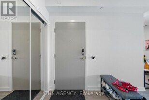 30 Upper Mall Wy in Vaughan, ON - Building Photo