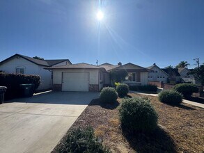 708 E Cook St in Santa Maria, CA - Foto de edificio - Building Photo