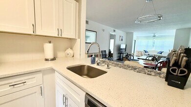 4692 Lucerne Lakes Blvd E in Greenacres, FL - Building Photo - Building Photo