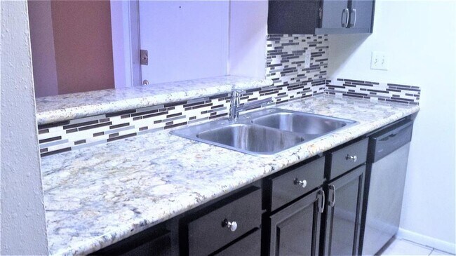 8417 Hearth Dr-Unit -28 in Houston, TX - Foto de edificio - Building Photo