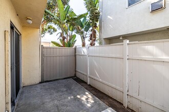 Villa Pacific Townhomes in Westminster, CA - Foto de edificio - Building Photo