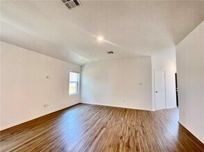 102 Milliner Lp in Hutto, TX - Building Photo - Building Photo