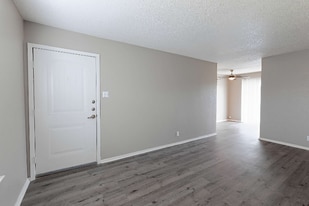 531 Bedford Rd in Bedford, TX - Building Photo