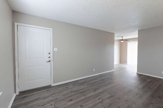 531 Bedford Rd in Bedford, TX - Foto de edificio - Building Photo