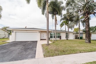 8107 NW 74th Ave in Tamarac, FL - Foto de edificio - Building Photo