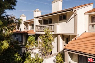 17158 Palisades Cir in Los Angeles, CA - Building Photo