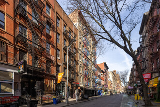 105 Macdougal St in New York, NY - Building Photo - Primary Photo