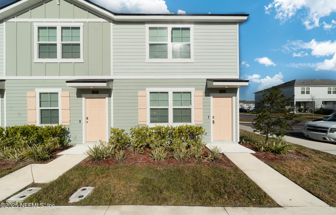 574 Running Wds St in Orange Park, FL - Building Photo