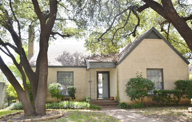 2221 Stanley Ave in Fort Worth, TX - Foto de edificio - Building Photo