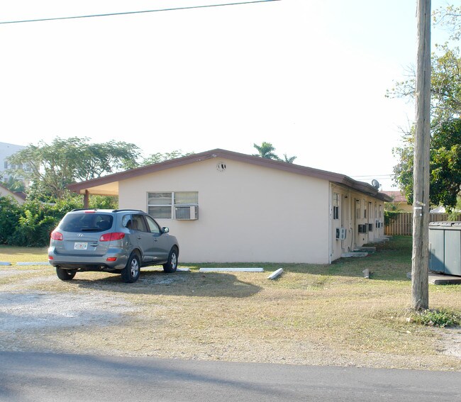 64 NW 11th St in Homestead, FL - Foto de edificio - Building Photo