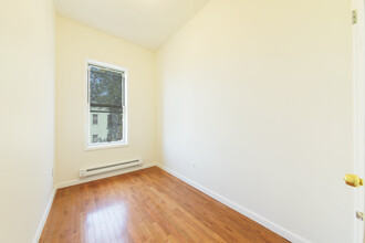 176 Kingsland Ave in Brooklyn, NY - Building Photo - Interior Photo