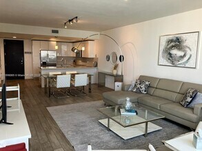 999 SW 1st Ave, Unit #2413 in Miami, FL - Building Photo - Building Photo