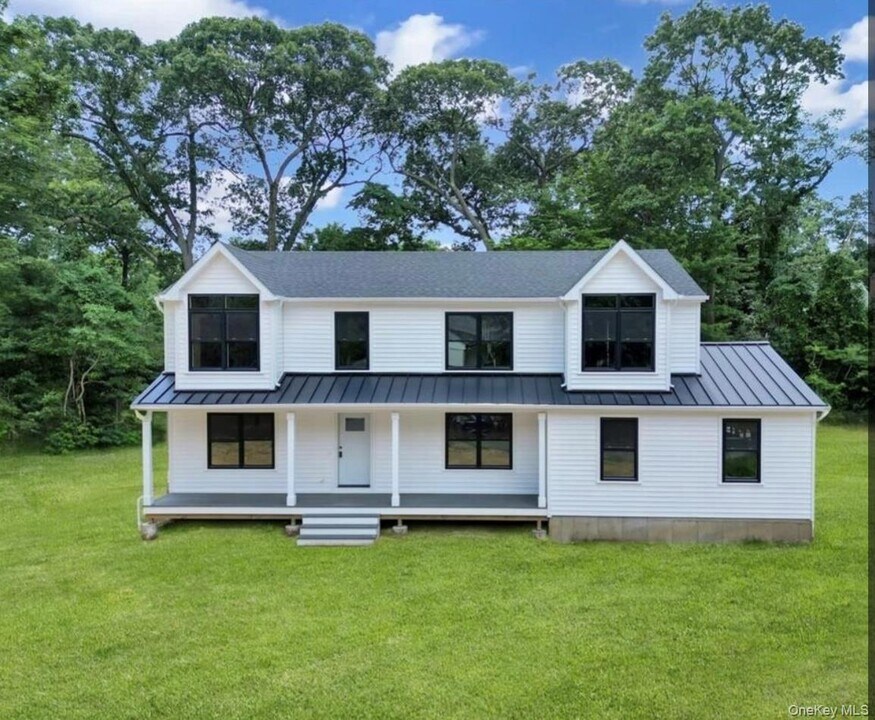 34 Huyler Rd in East Setauket, NY - Building Photo