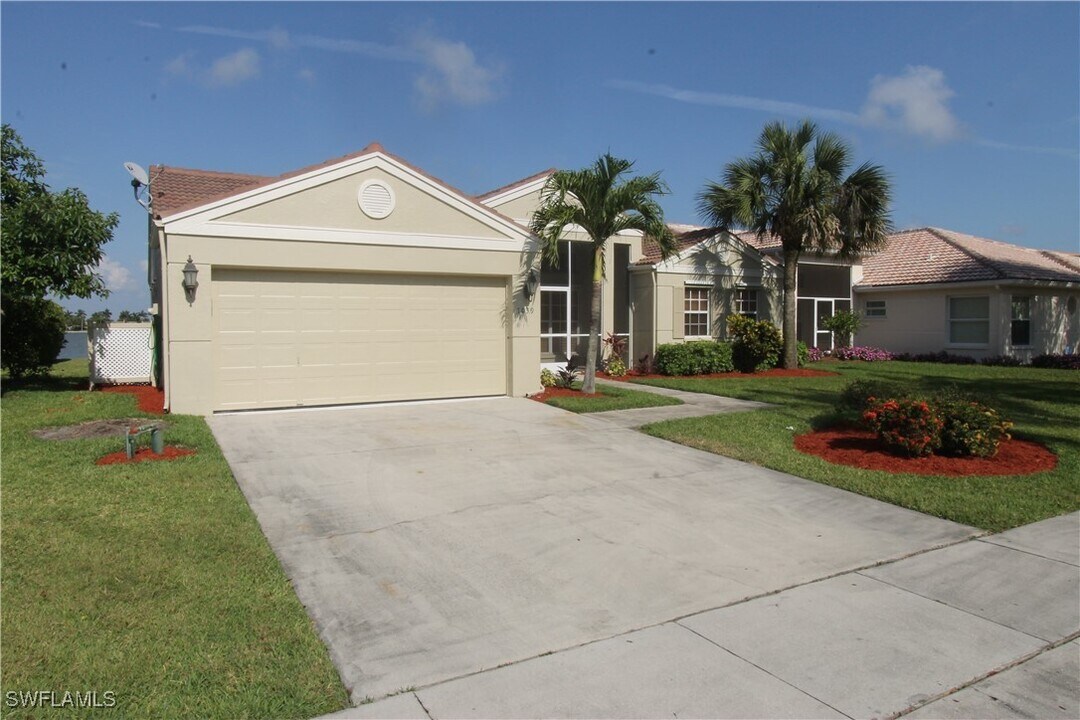 7039 Mill Pond Cir in Naples, FL - Building Photo