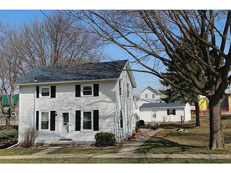 110 W Short St in Solon, IA - Foto de edificio