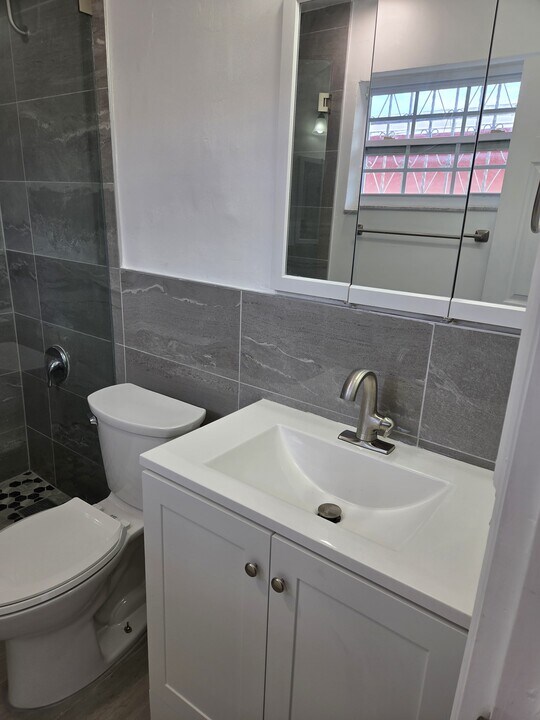 448 E 40th St, Unit Efficiency in Hialeah, FL - Foto de edificio