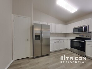 13261 W Paradise Ln in Surprise, AZ - Foto de edificio - Building Photo
