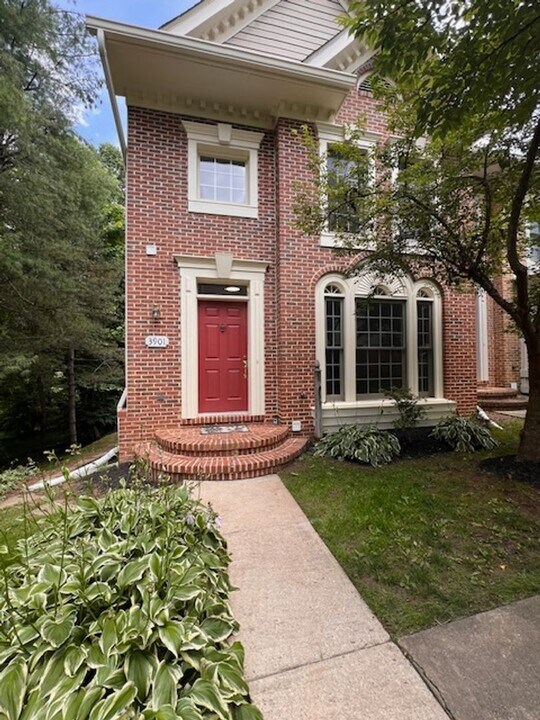 3901 Kathryn Jean Ct in Fairfax, VA - Foto de edificio