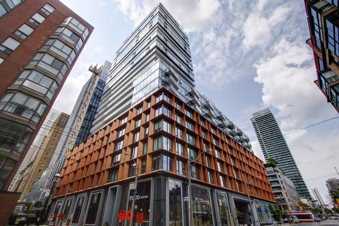 60 Colborne St in Toronto, ON - Building Photo