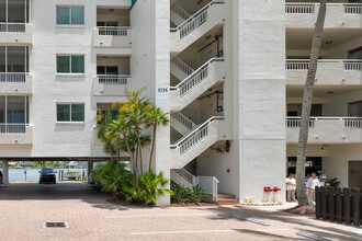 Vanderbilt Condos in Naples, FL - Building Photo - Building Photo