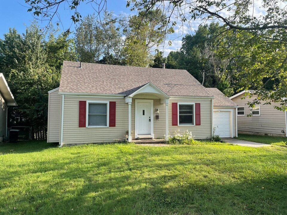930 E Cherokee St in Springfield, MO - Building Photo