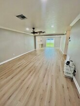 4243 Deltona Blvd in Spring Hill, FL - Foto de edificio - Building Photo