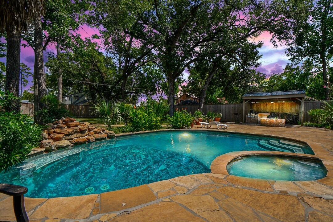 1240 Bingle Rd in Houston, TX - Building Photo