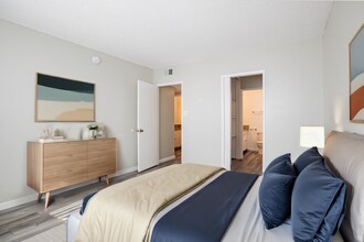 Hermitage Apartments in Valley Village, CA - Foto de edificio - Building Photo