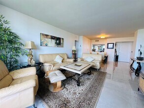 3675 N Country Club Dr in Aventura, FL - Building Photo - Building Photo