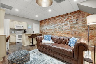 210 E Waldburg St in Savannah, GA - Building Photo - Building Photo