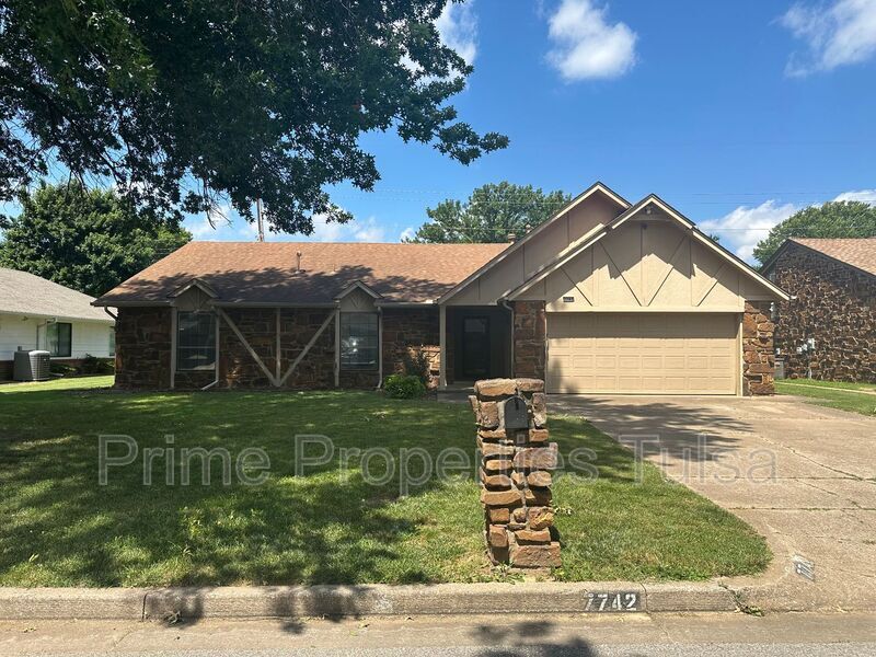 7742 S 72nd E Pl in Tulsa, OK - Building Photo