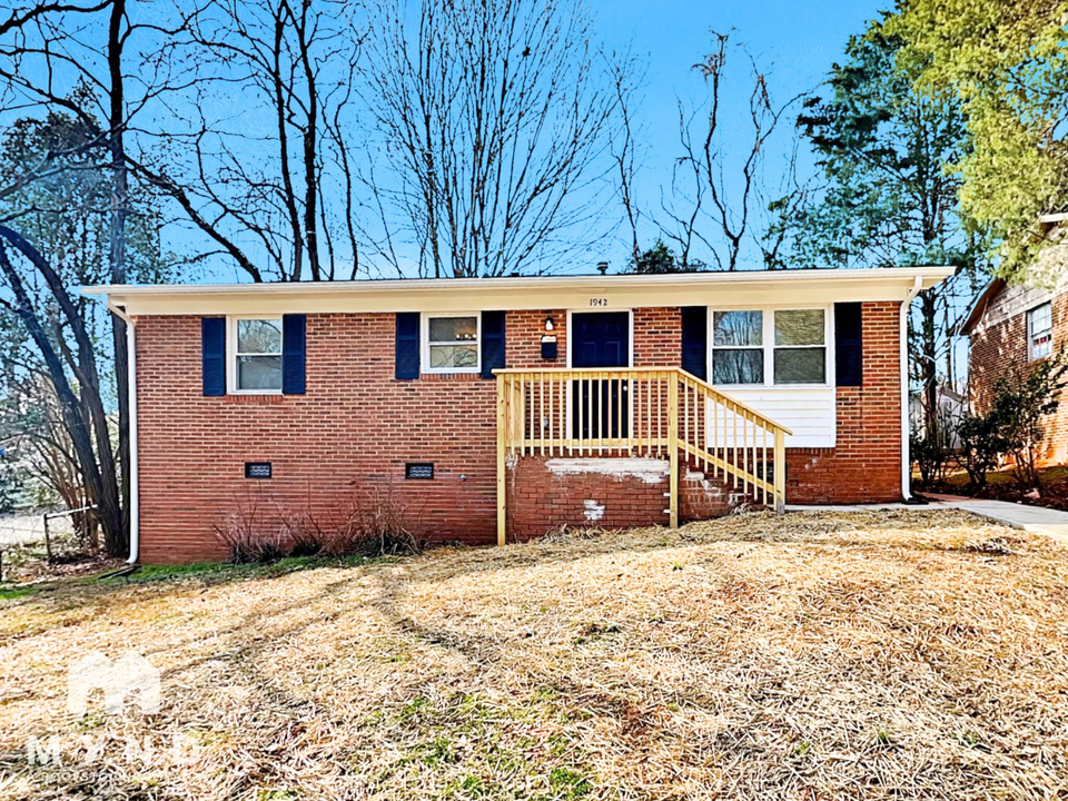 1942 Longleaf Dr in Charlotte, NC - Building Photo