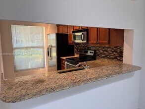 2700 S Oakland Forest Dr in Oakland Park, FL - Building Photo - Building Photo