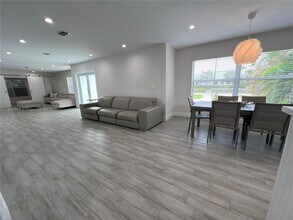 1405 N 46th Ave in Hollywood, FL - Foto de edificio - Building Photo