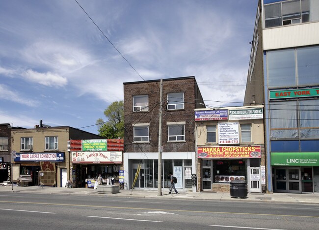 2938 Danforth Ave in Toronto, ON - Building Photo - Building Photo