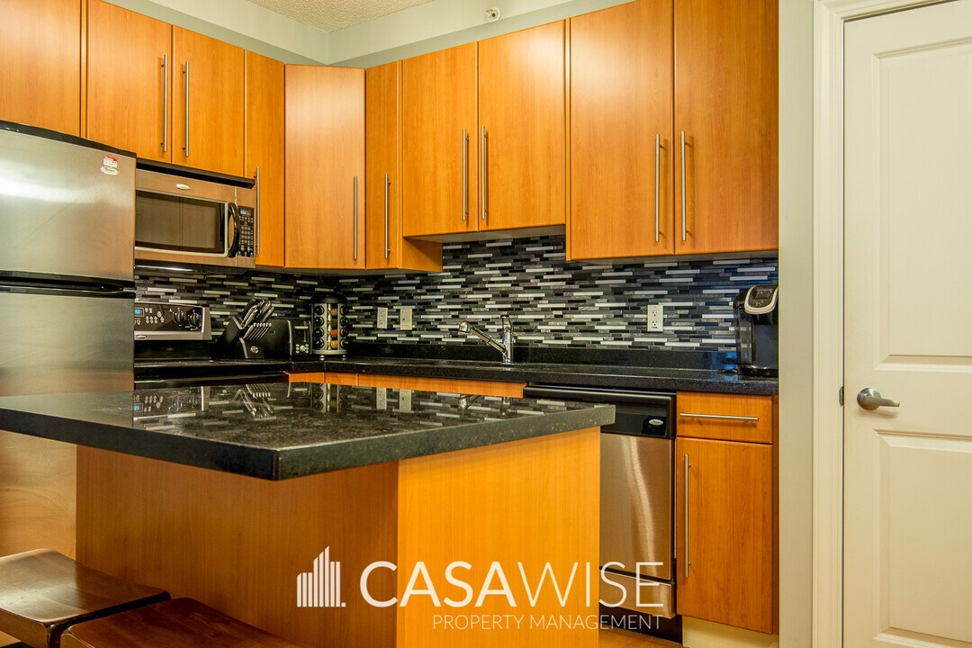 9819-9819 104 Street NW in Edmonton, AB - Building Photo