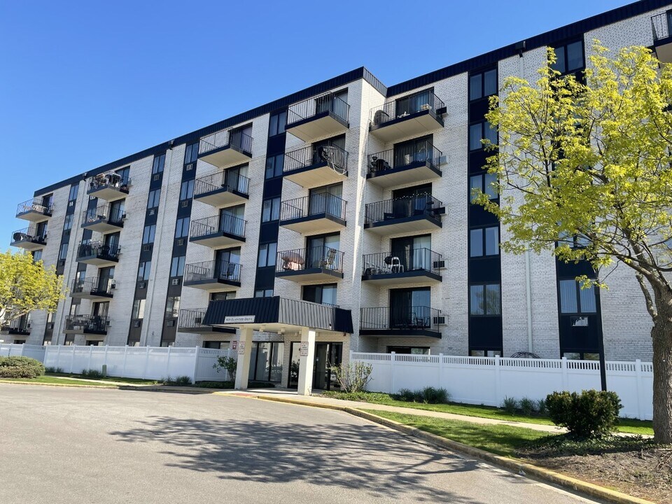 9118 Elmwood Dr in Niles, IL - Building Photo