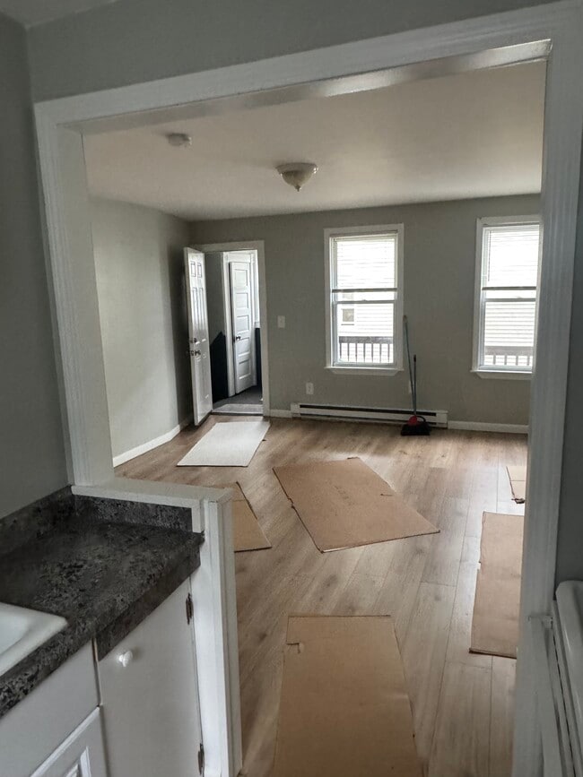 111 Ennell St, Unit Ennell in Lowell, MA - Foto de edificio - Building Photo