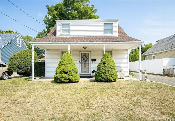 1107 Elizabeth St in Baldwin, NY - Building Photo