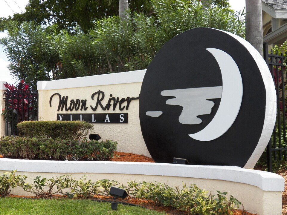 4139 NE Moon River Cir in Jensen Beach, FL - Foto de edificio