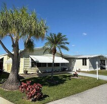 128 Needle Palm Ln in Naples, FL - Building Photo