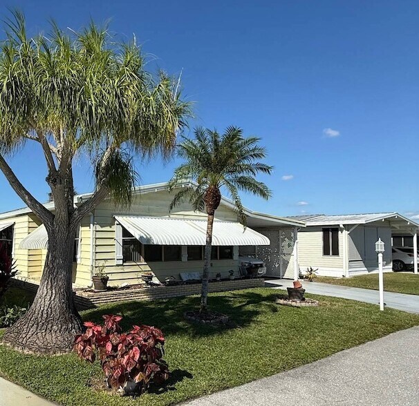 128 Needle Palm Ln in Naples, FL - Foto de edificio