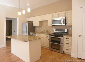 390 Boston Neck Rd in Suffield, CT - Building Photo - Building Photo